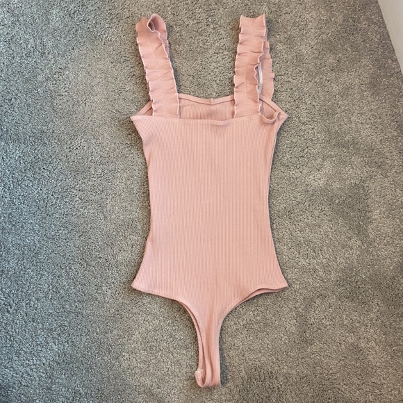 NWOT! francesca’s ruffle strap bodysuit - Picture 5 of 6
